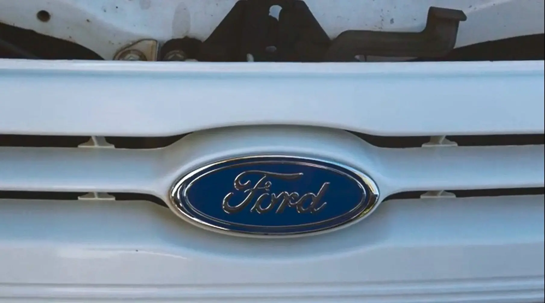 Lähdevideo, jossa on Fordin logo..