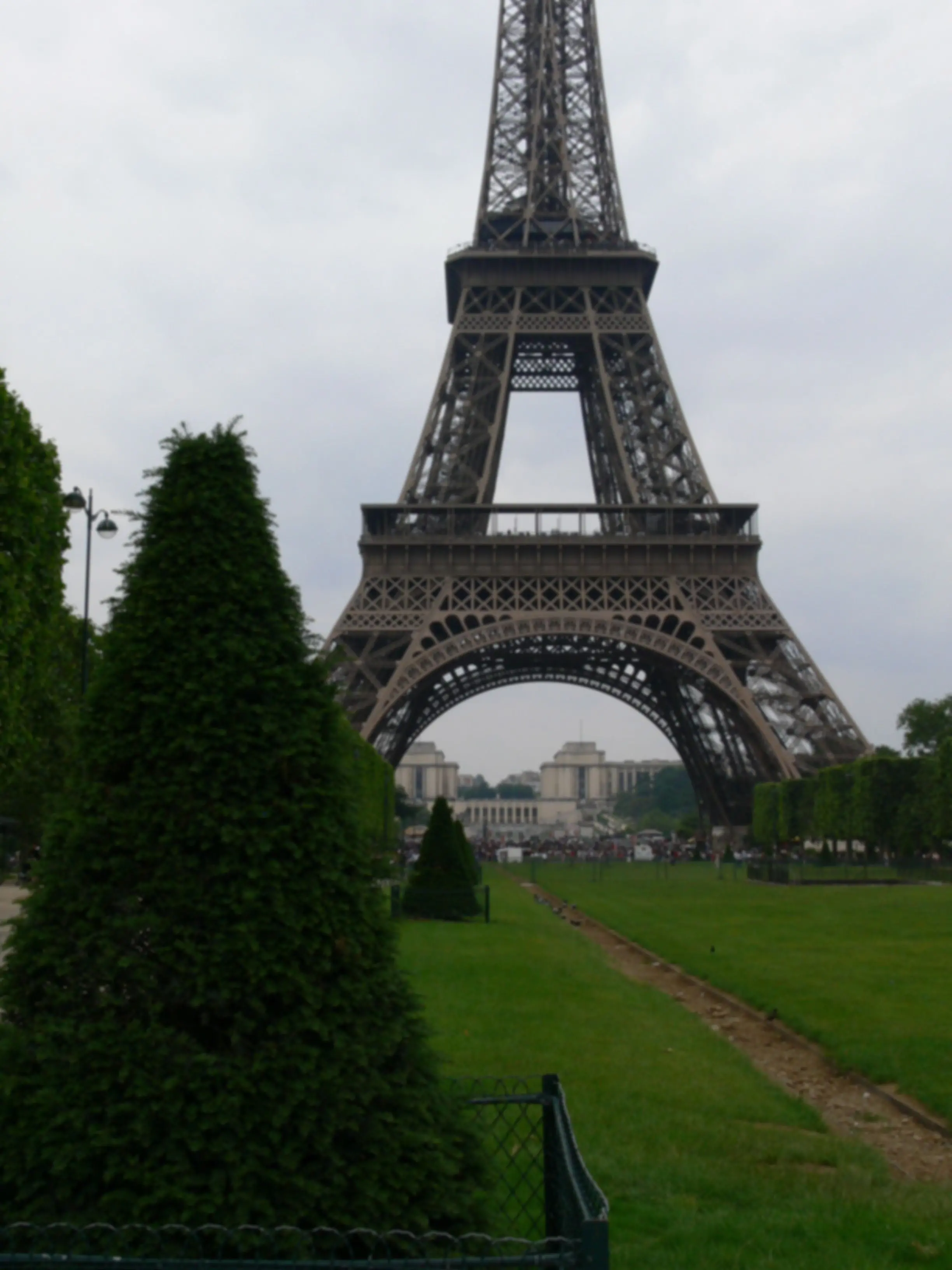 Epätarkka valokuva Eiffel-tornilla..