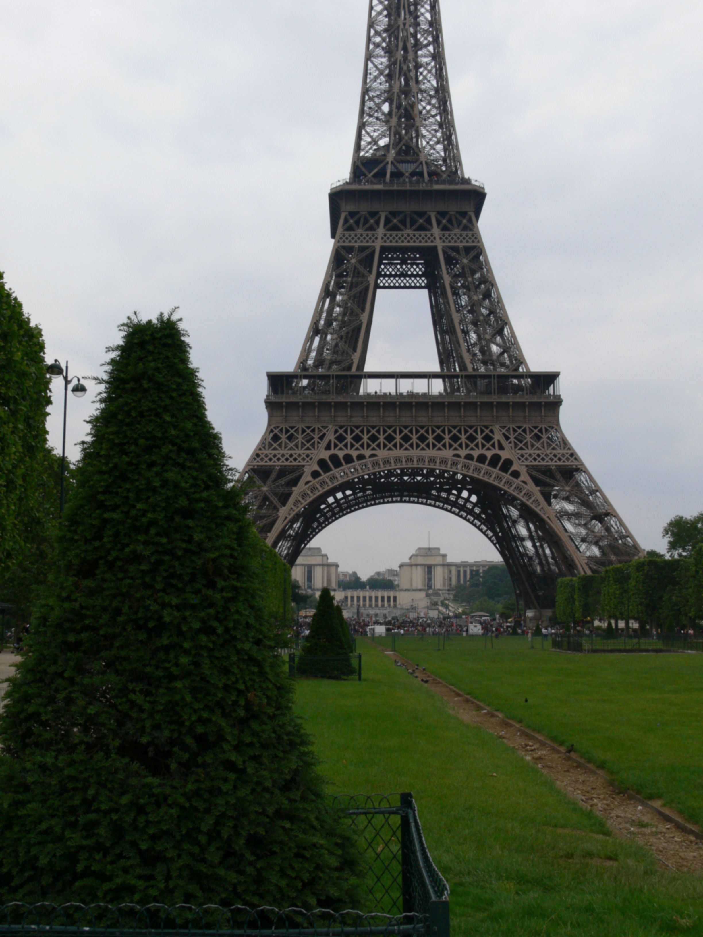 Korjattu epätarkka valokuva Eiffel-tornilla..