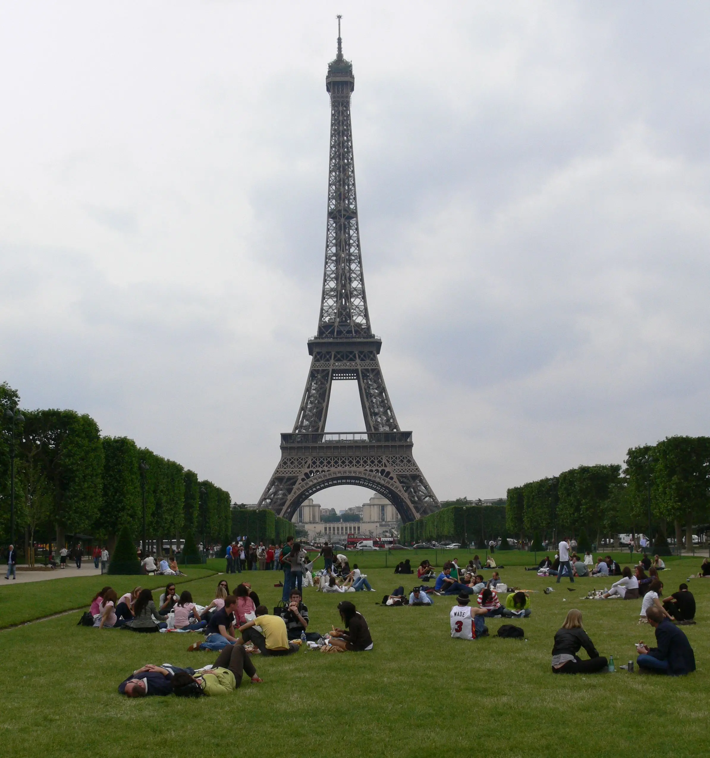 Ihmisiä Eiffel-tornin kuvassa..