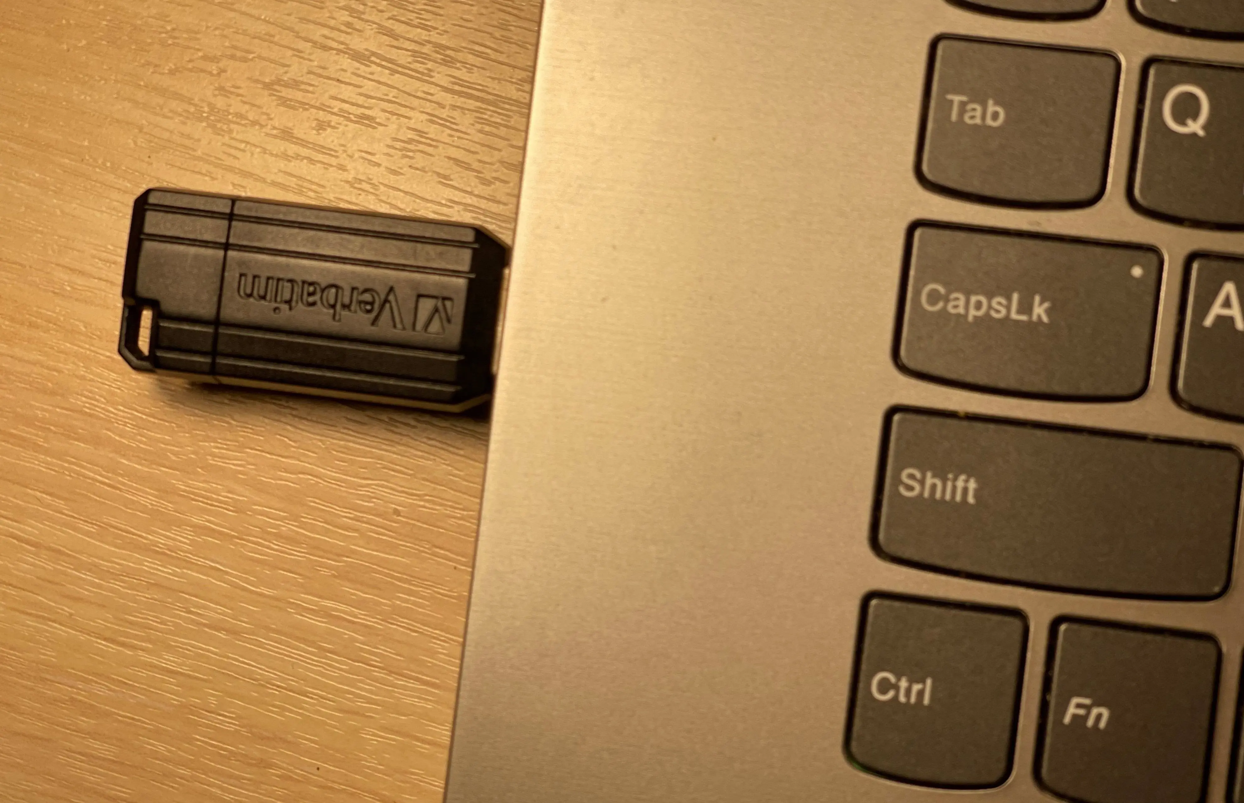 Yhdista USB-muistitikku palauttamista varten..